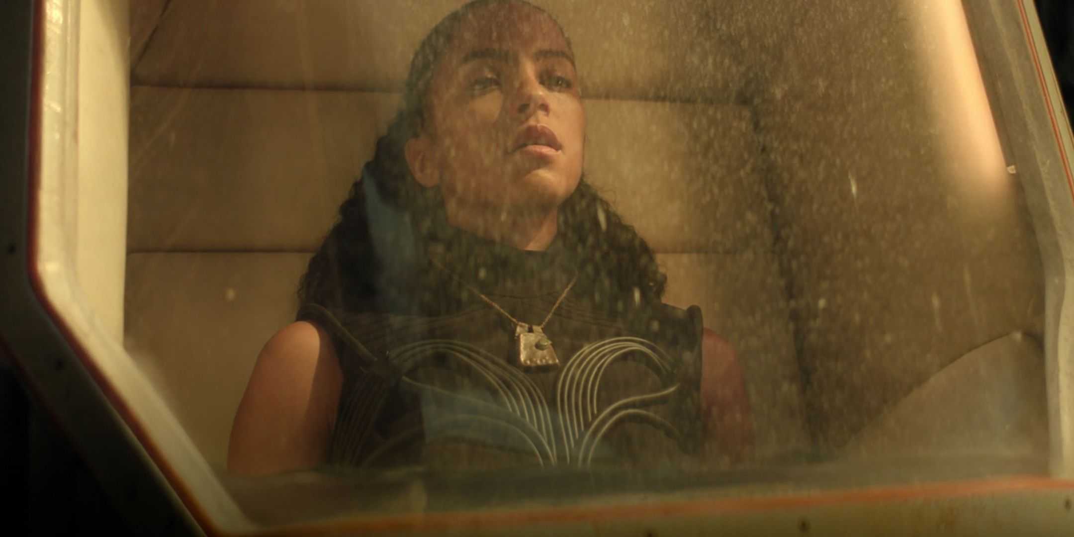 Лу Лобель в стационарной камере в роли Гаал Дорник в "Фонде"