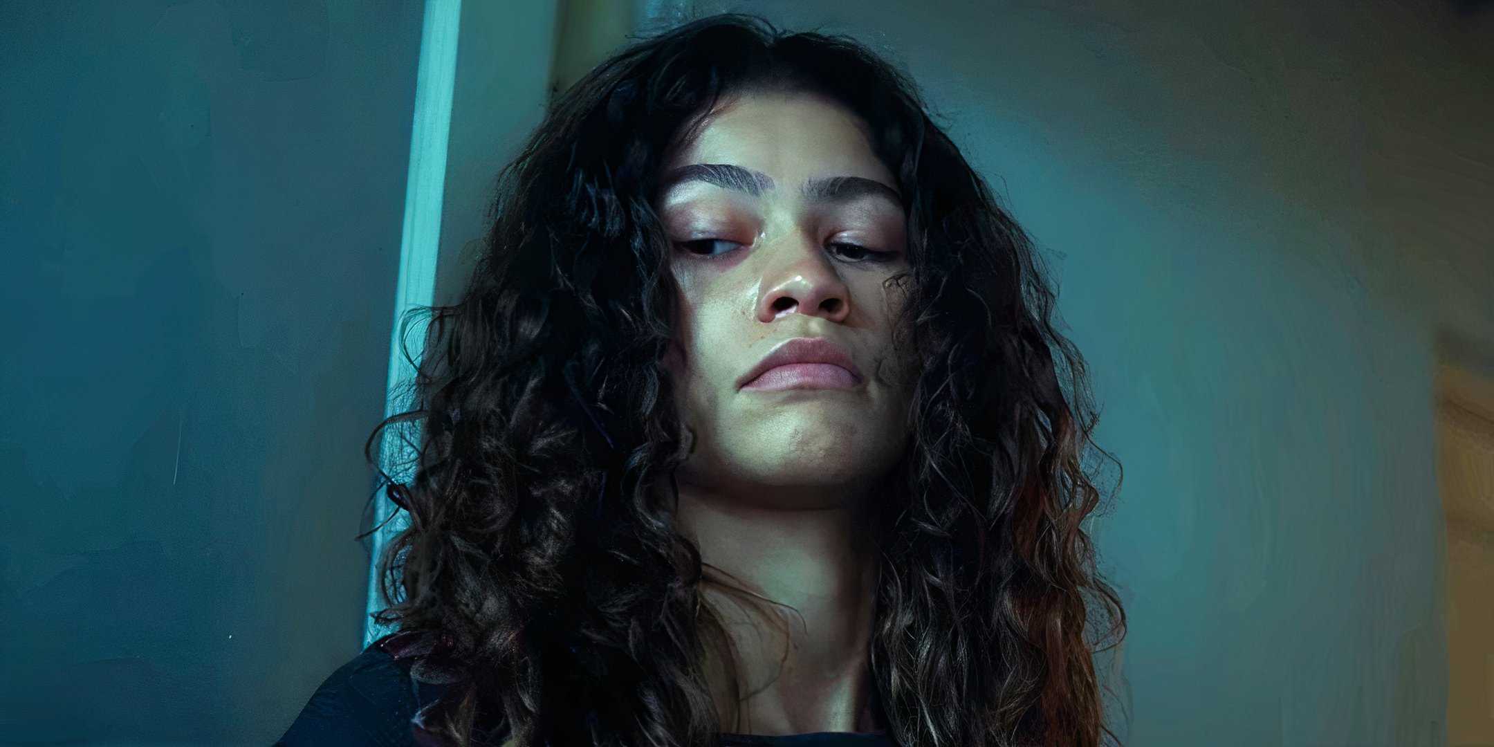 Зендая в роли Ру Беннет, смотрящей в сторону в *Euphoria*