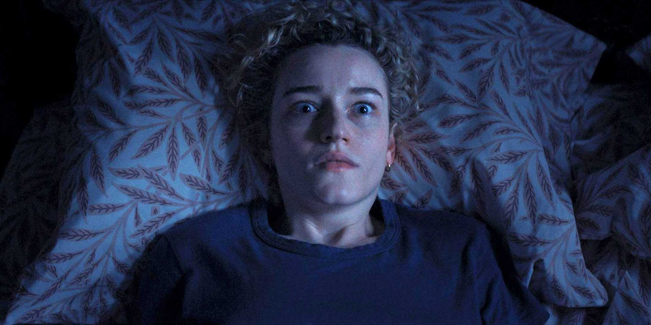 Джулия Гарнер сидит на кровати в хоррор-фильме "Weapons"