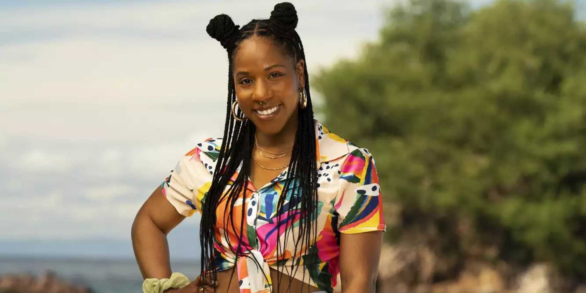 Тиффани Николь Эрвин, участница 46-го сезона "Выживших", позирует на пляже