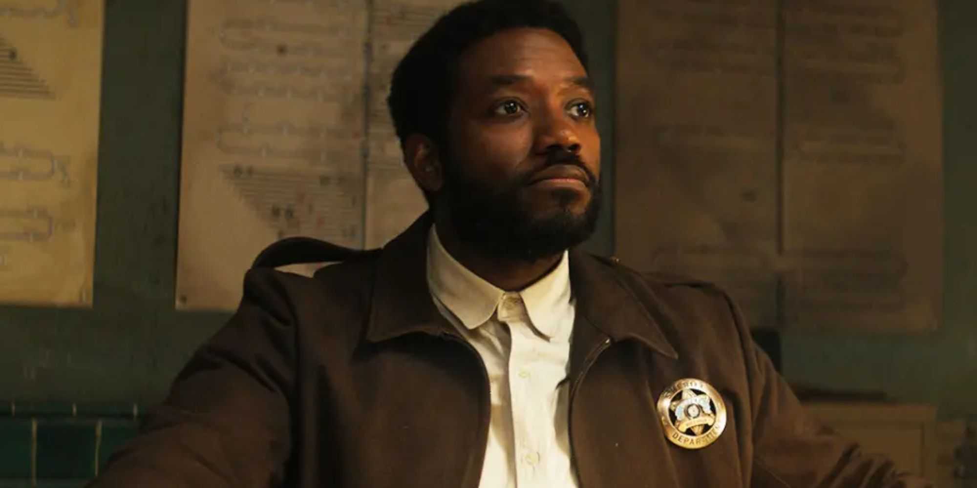 Чинза Уче в роли Пола Биллингса, выглядит строгим в *Silo*