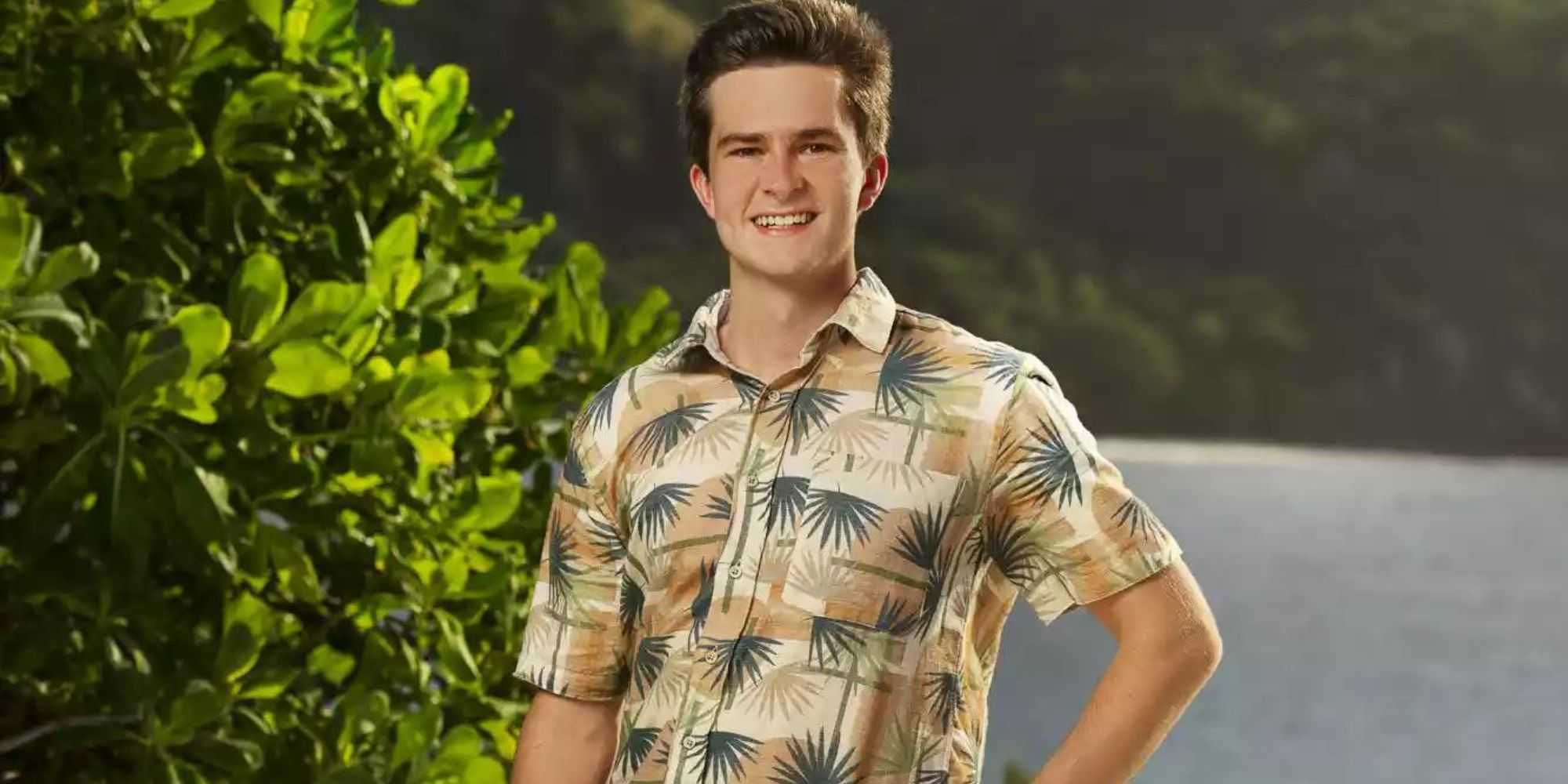 Чарли Дэвис, участник 46-го сезона "Выживших", позирует на пляже