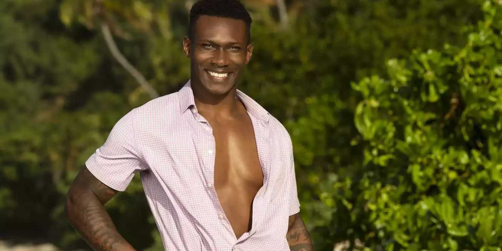 К. Бердетт, участник *Survivor* 46, позирует на пляже