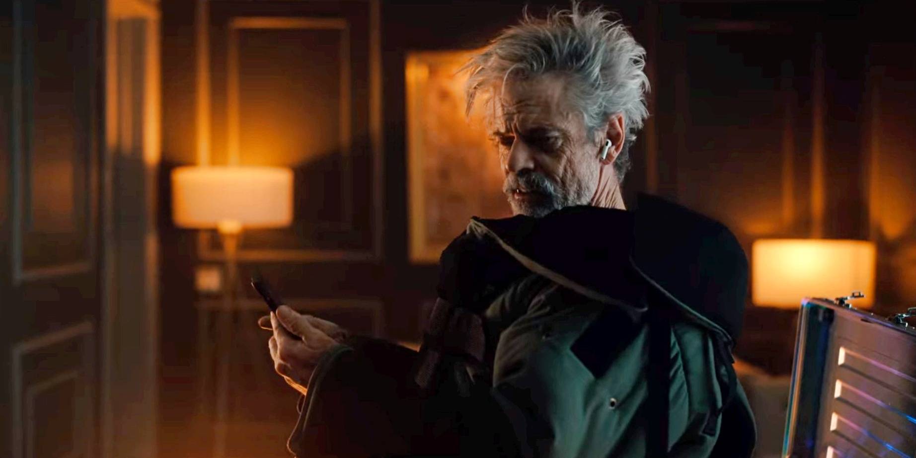 C. Thomas Howell как Хэггерти, разговаривающий по гарнитуре в Obliterated.