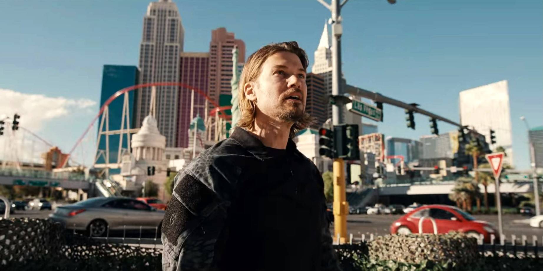 Ник Зано в роли Чэда Макнайт в фильме "Obliterated", смотрящий с восхищением