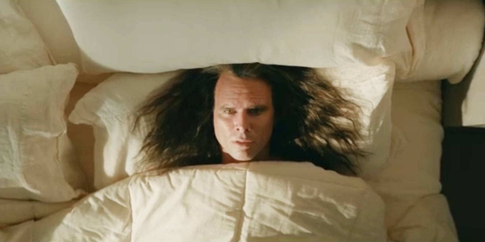 Уолтон Гогинс в роли Героя в постели в I'm A Virgo