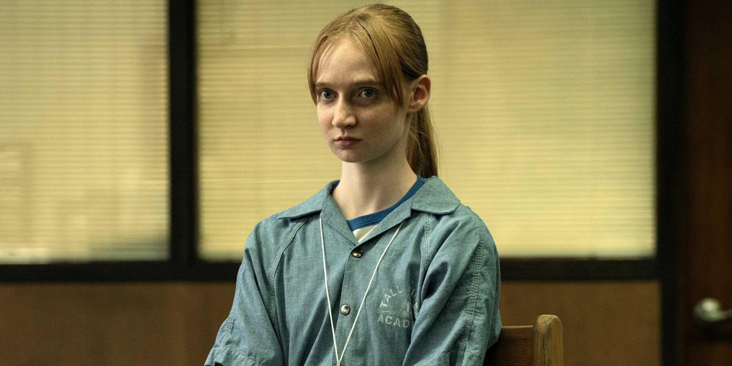 Стейси злобно смотрит, сидя в кресле в 3-й серии 1 сезона сериала "Wayward"