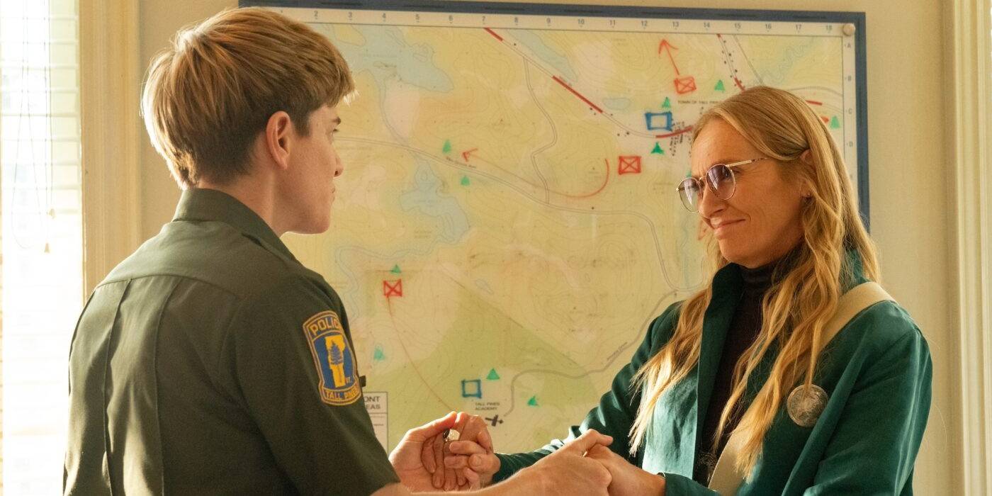 Алекс держит руку Эвелин, пока она улыбается в Wayward