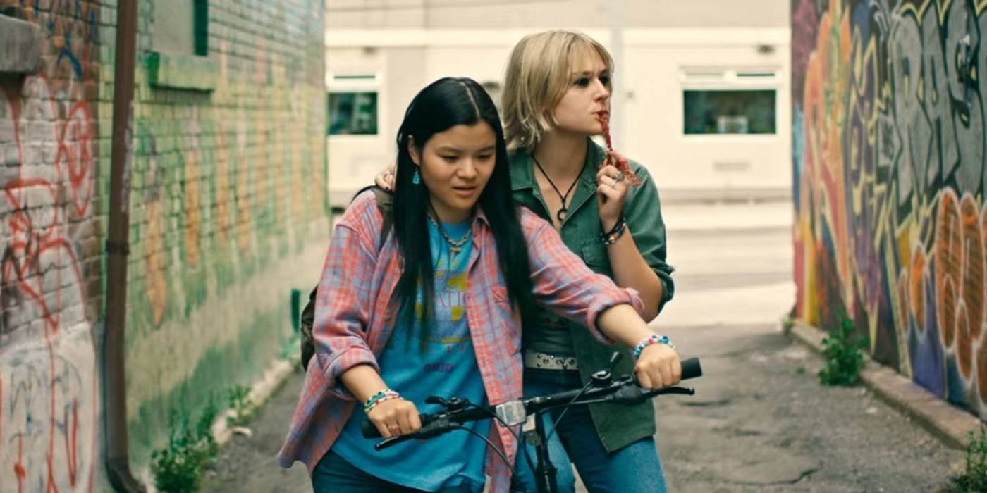 Эбби и Лейла идут вдоль стен, покрытых граффити в Wayward
