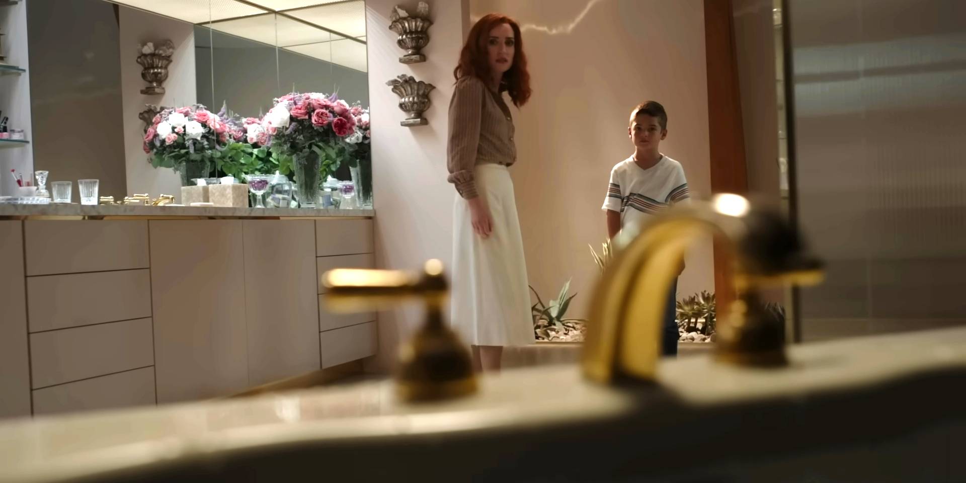 Молодая Мона и Бео во сне Бео в *Beau Is Afraid*.