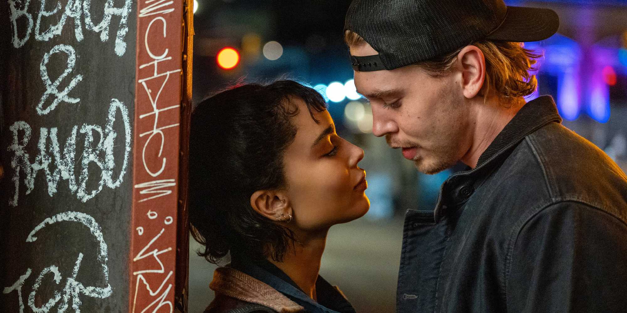 Зои Кравитц и Остин Батлер смотрят друг на друга в Caught Stealing