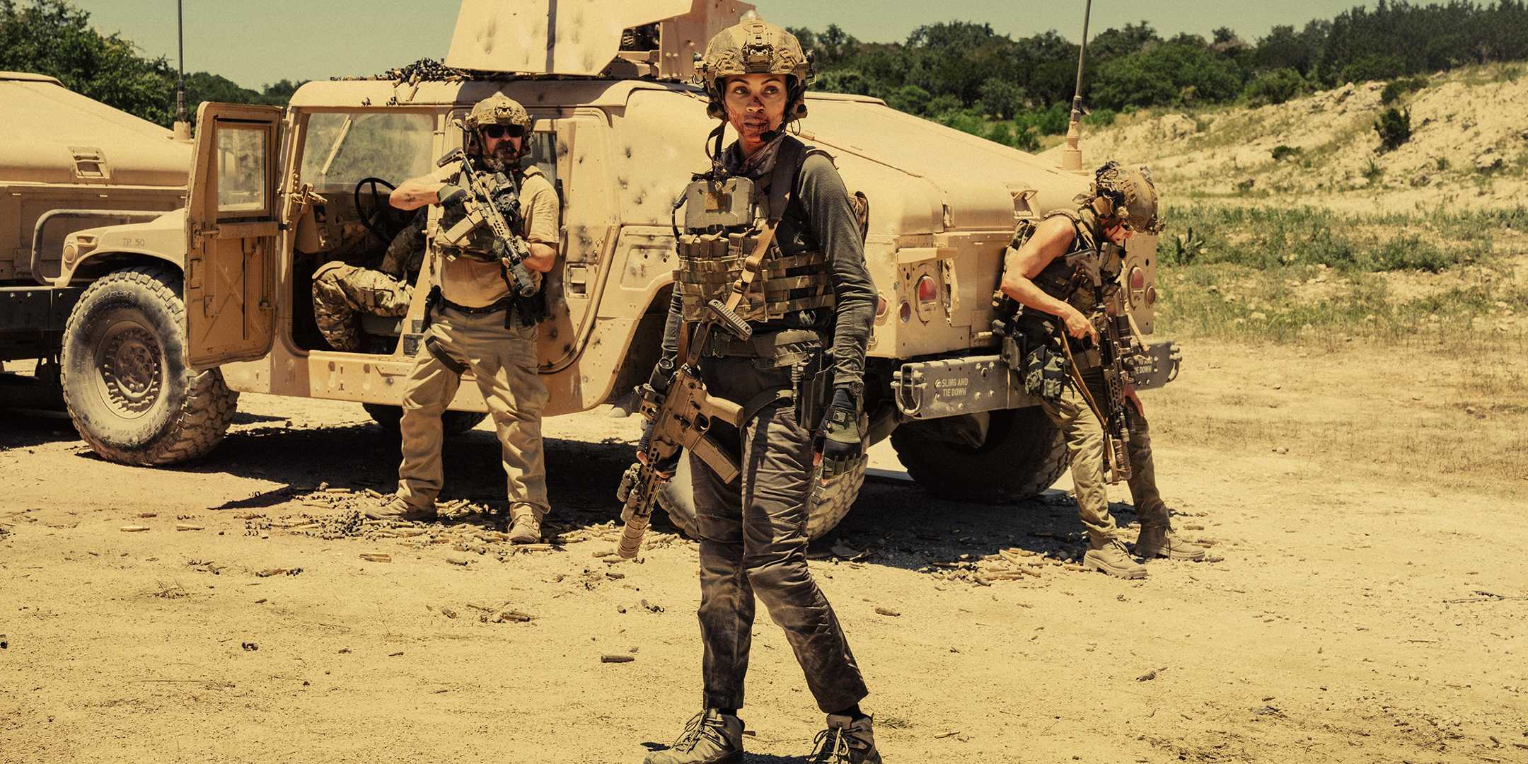 Джо Сальданы, выглядящая обеспокоенной, стоит перед грузовиком в *Lioness* 2