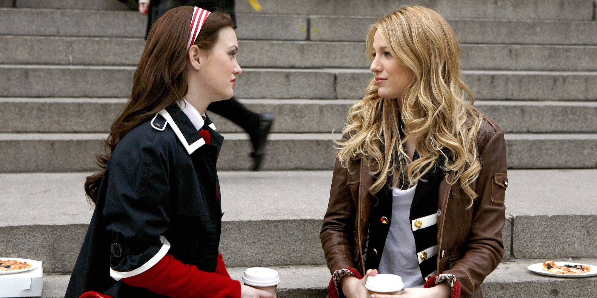 Блэр и Серена сидят на ступеньках в "Гossip Girl"