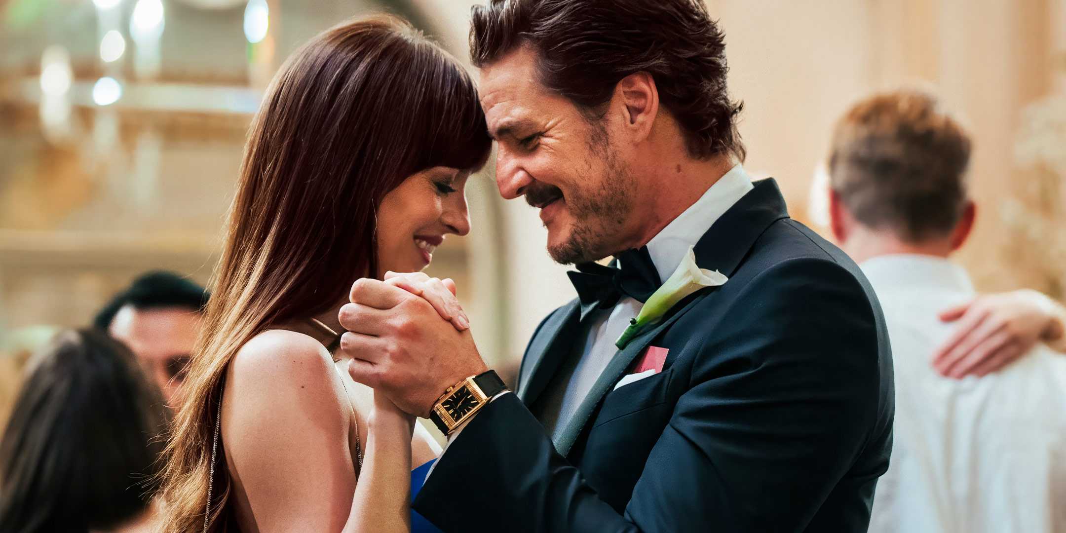 Дакта Джонсон и Педро Паскаль танцуют и улыбаются в "Materialists"