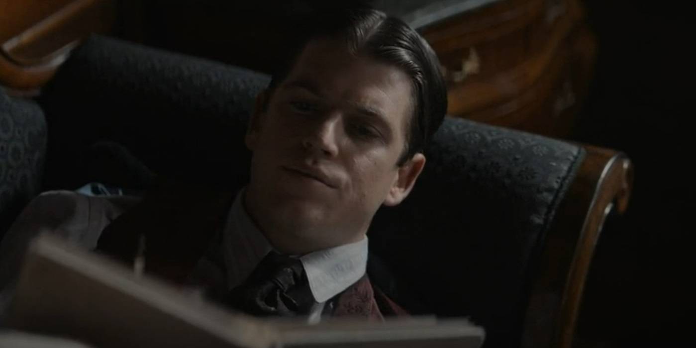 Ángel читает книгу