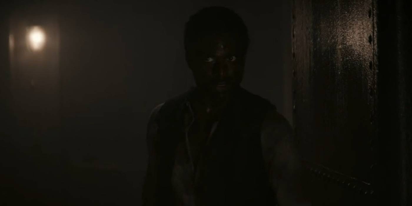 Ян Гейл в роли Жерме в темном коридоре