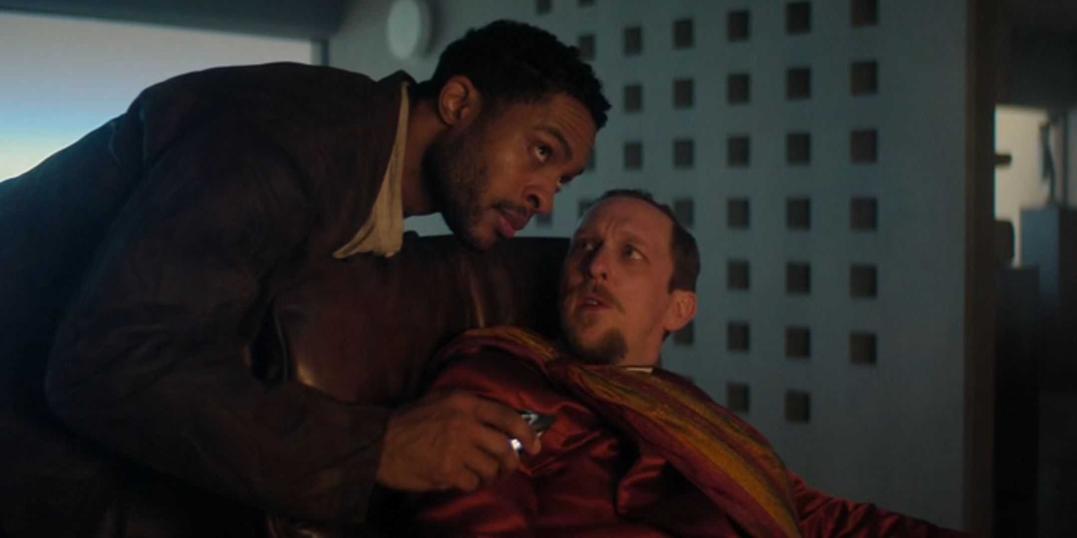 Хэн разговаривает с мэром в "Фонде"