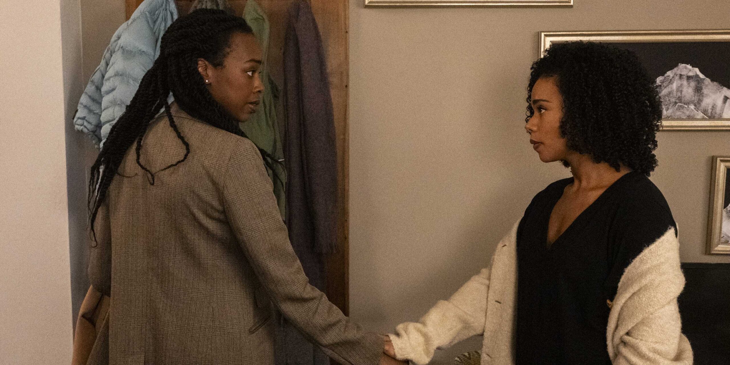 Федна Жаке как Шарлотта и Рокси Штернберг как специальный агент Шерил Барнс держатся за руки в "FBI: Most Wanted".