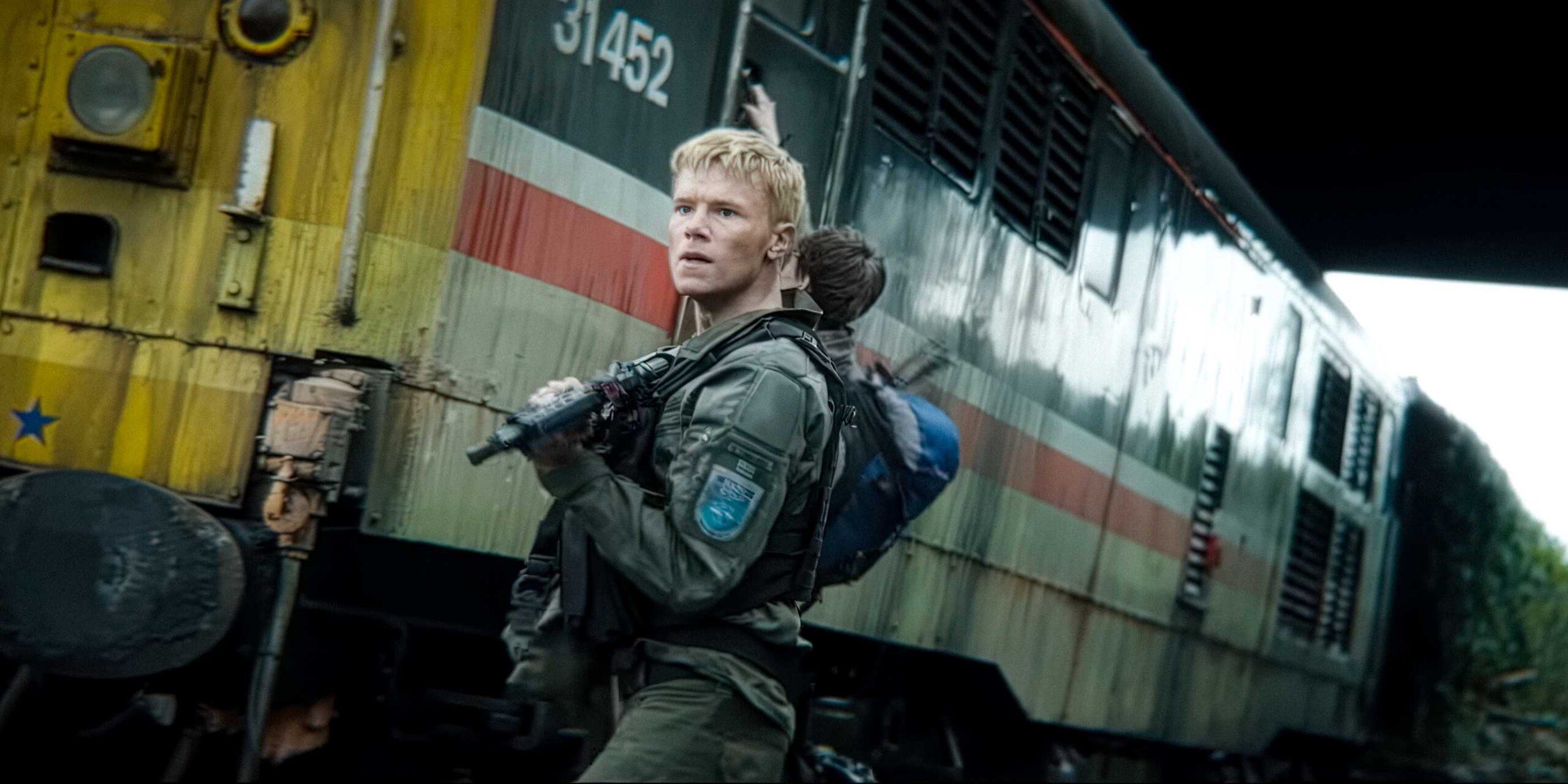 Эдвин Ридин в роли Эрика Сундквиста, нервно стоящего возле поезда в фильме "28 дней спустя"