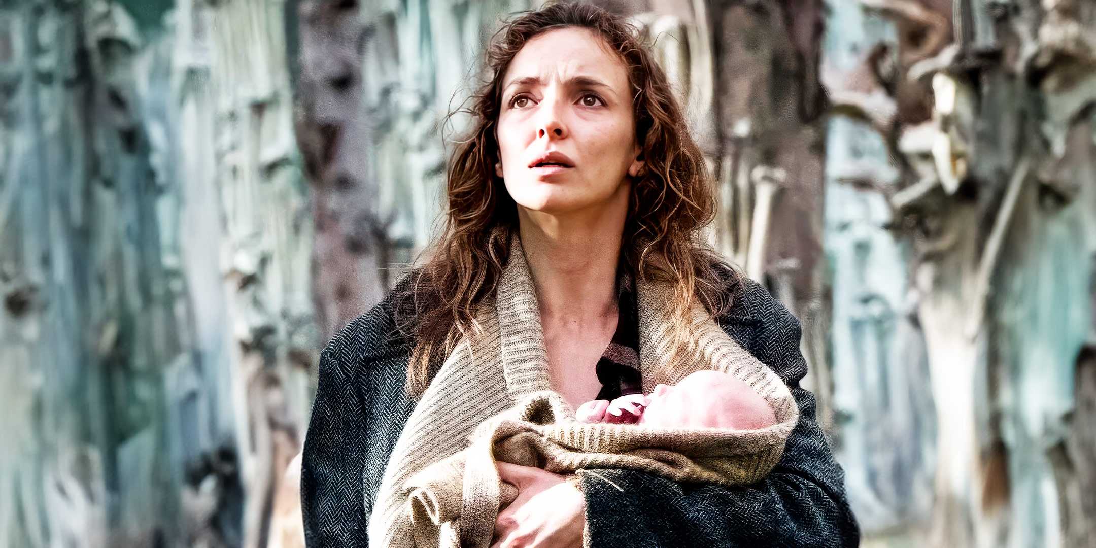 Джоди Комер в роли Исла, испуганная, держащая на руках ребенка в фильме "28 лет спустя"