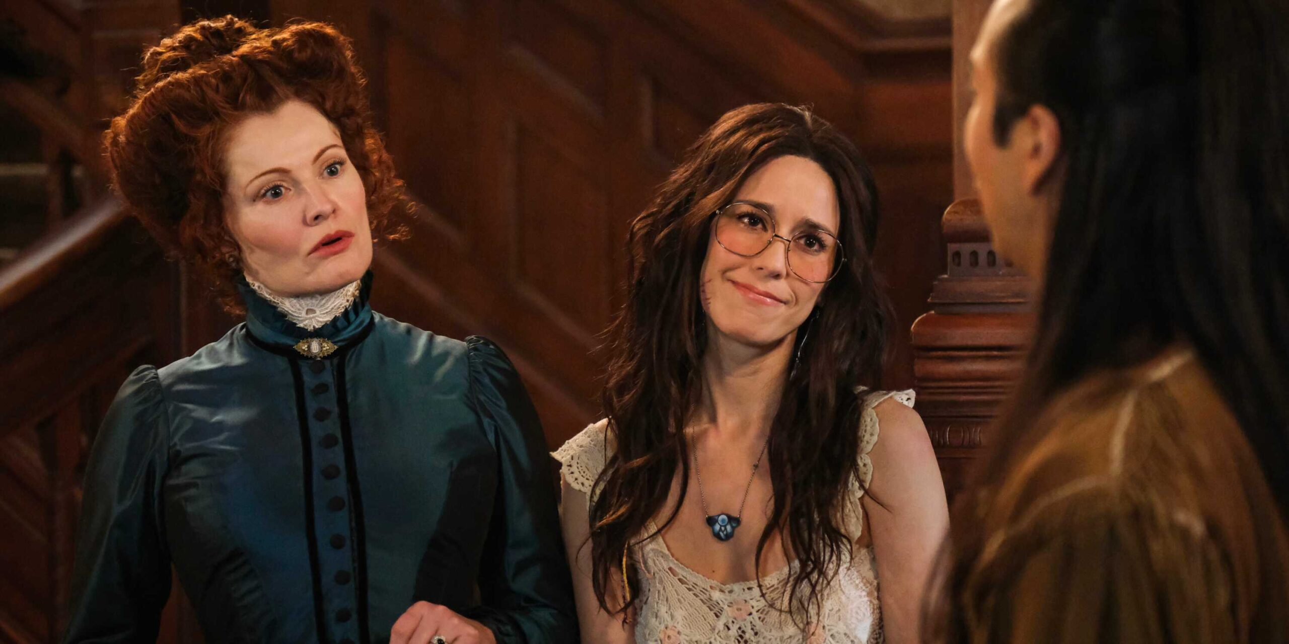 Хетти стоит рядом с Флоу и смотрит на Саса