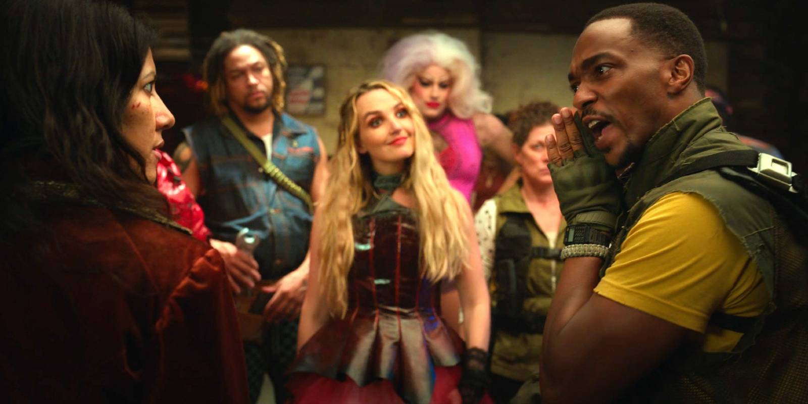 Джон До и Quiet шепчутся друг другу, стоя перед другими Milkmen.