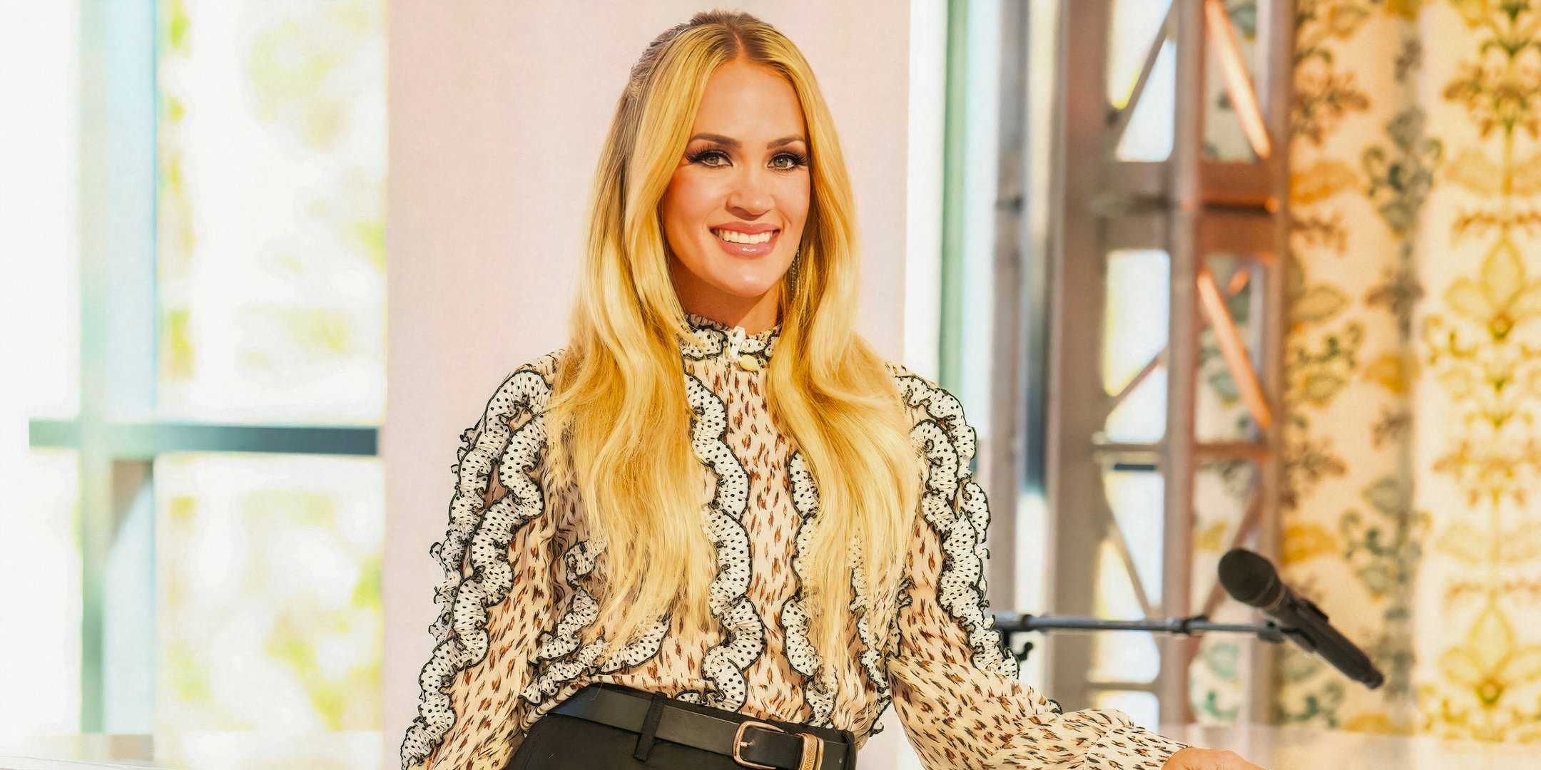 Кэрри Ундервуд, судья *American Idol*, позирует и улыбается