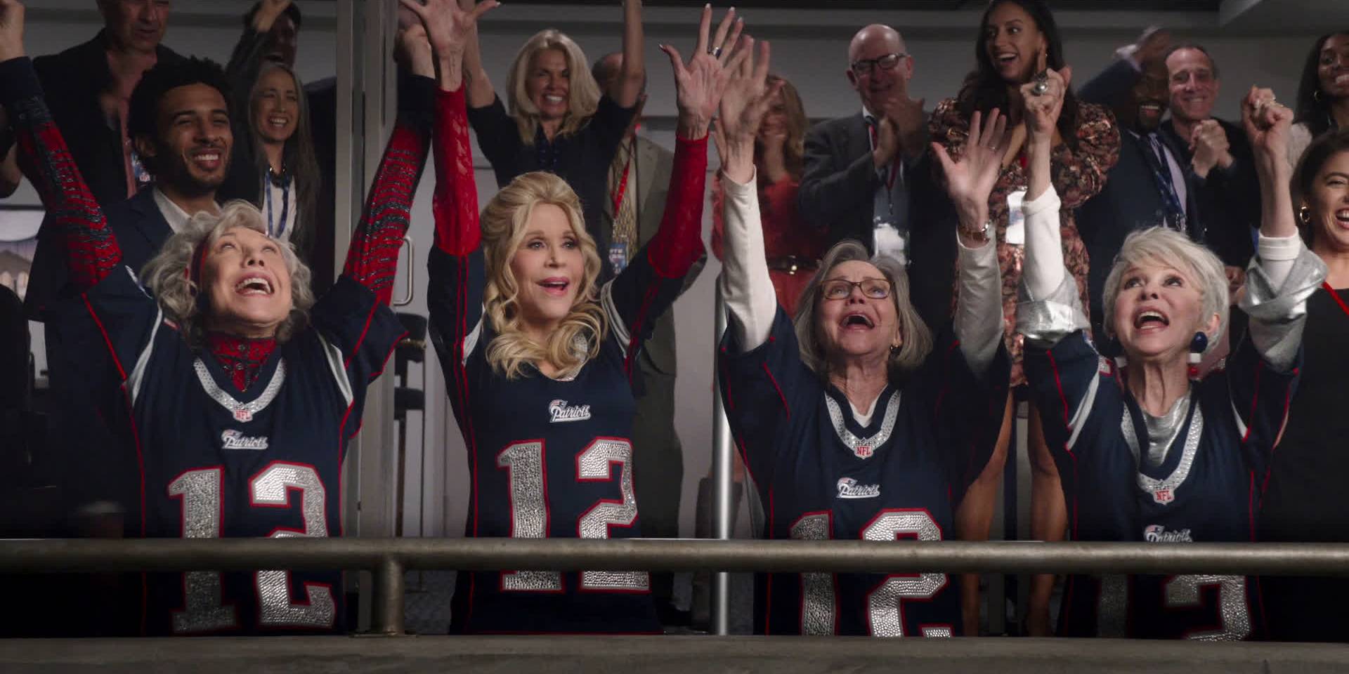 Дженнифер Фонда, Салли Филд, Лили Тоmlin, Рита Монеро, болеющие за футбольную команду в фильме "80 for Brady"