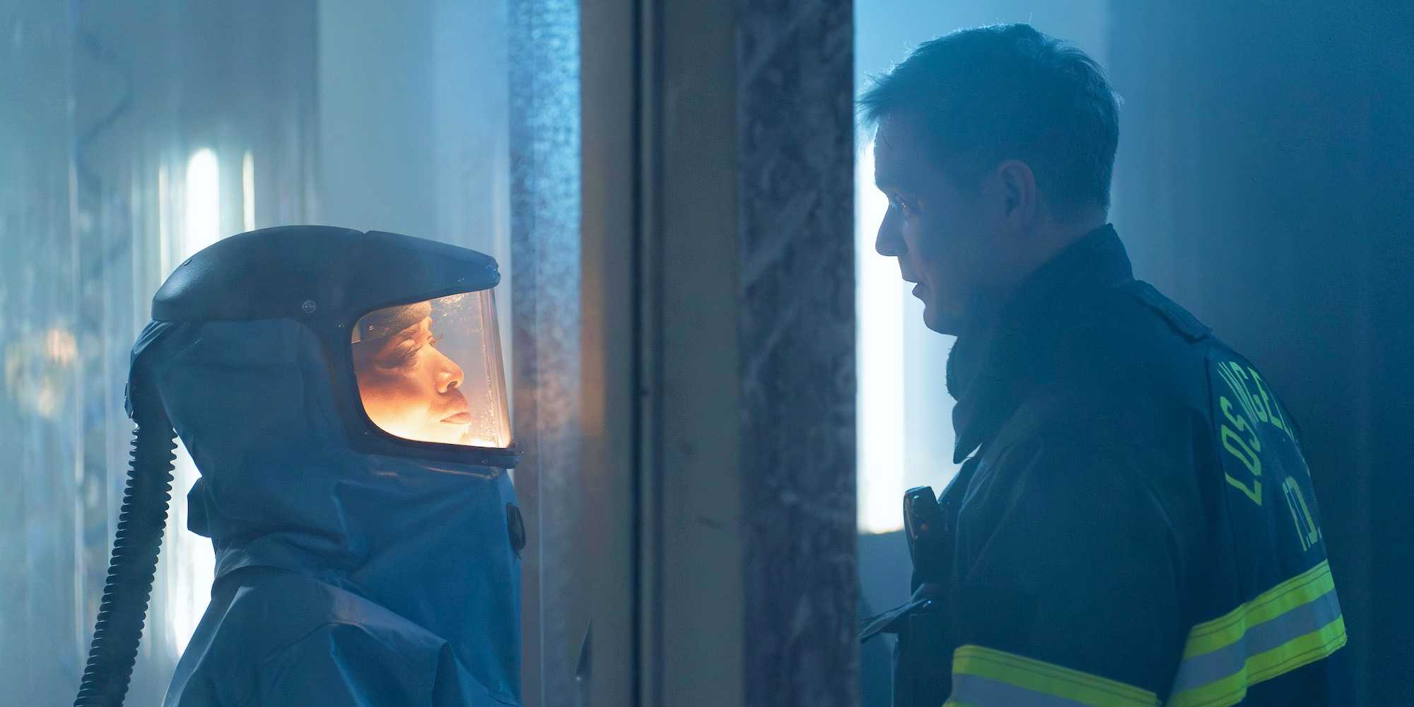 Атена Грант (Энжела Бассет) прощается с Боби Нашем (Питер Краус) в 8-м сезоне сериала "9-1-1", 15-й эпизод.