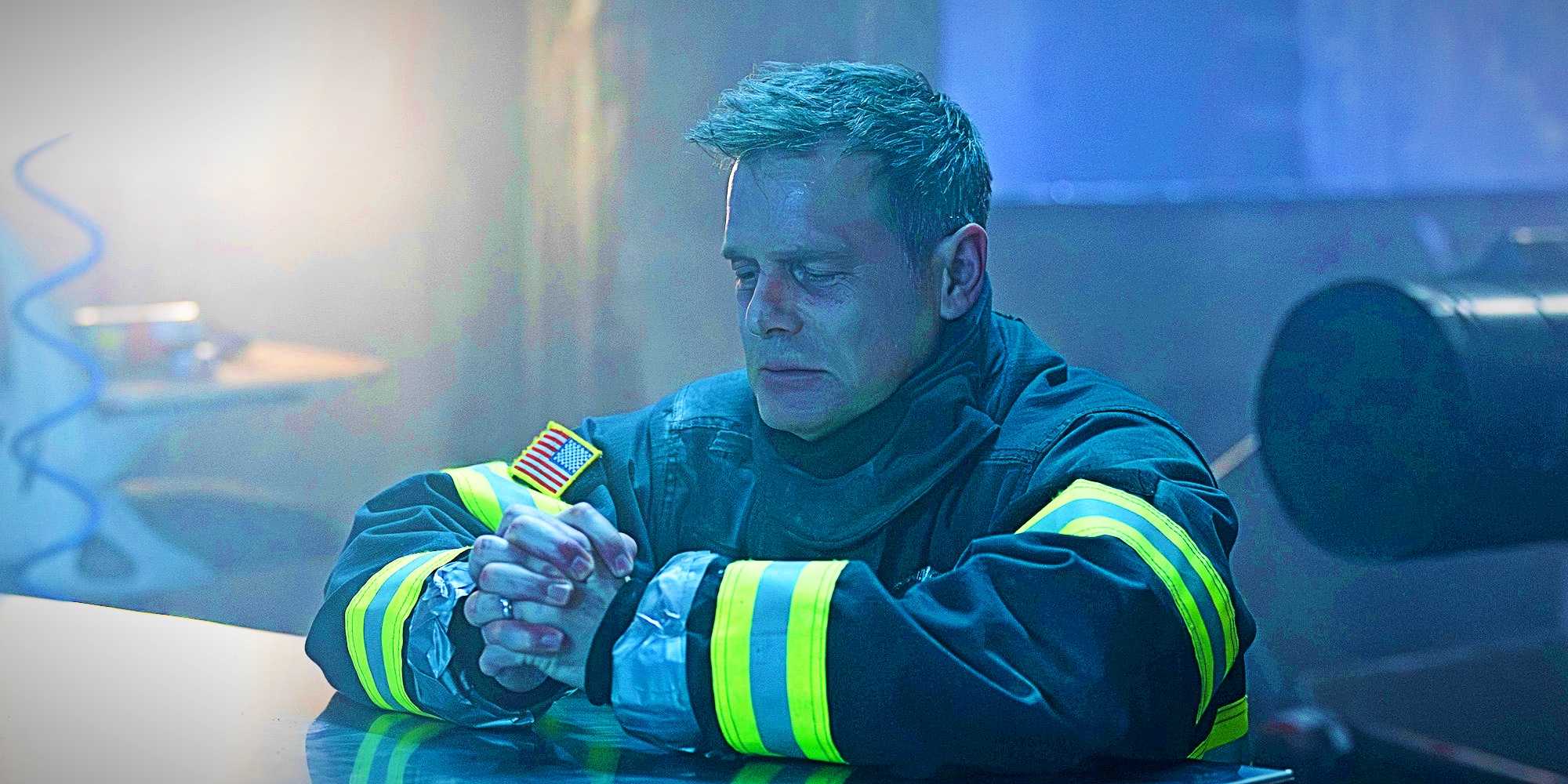 Питер Краузе в молитве в роли Бобби Наша в 8-й серии "9-1-1".