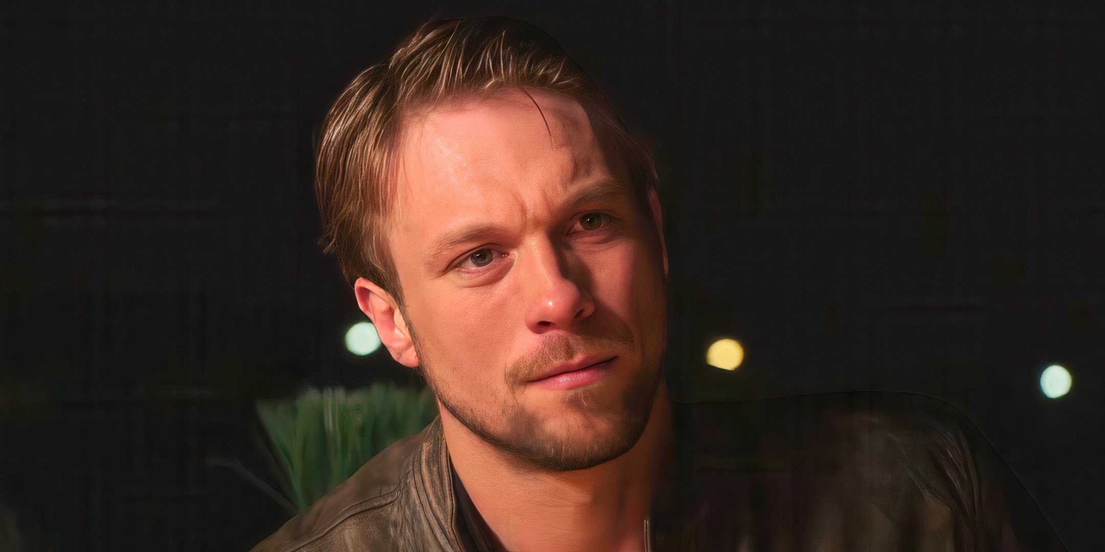 90 Day Fiancé Matt выглядящий серьезно в коричневом пиджаке на улице 