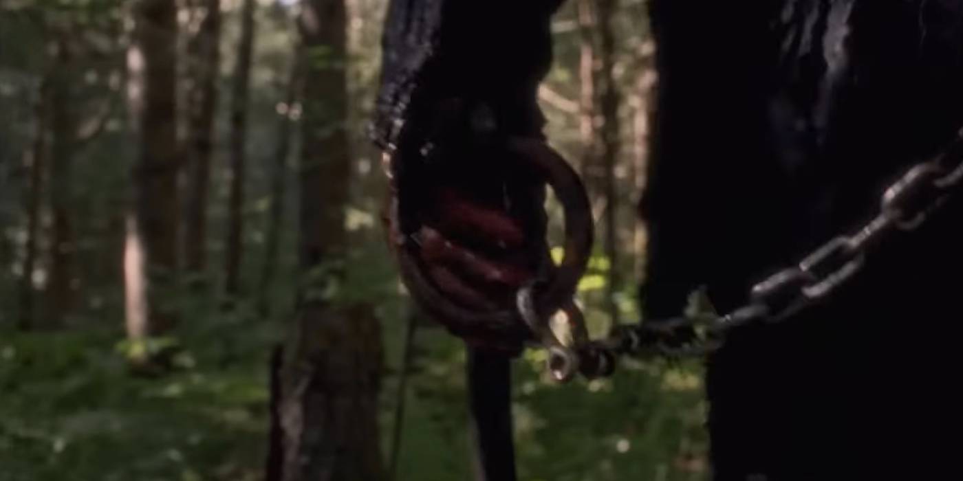 Кровавая рука держит крюк в трейлере к "In A Violent Nature"