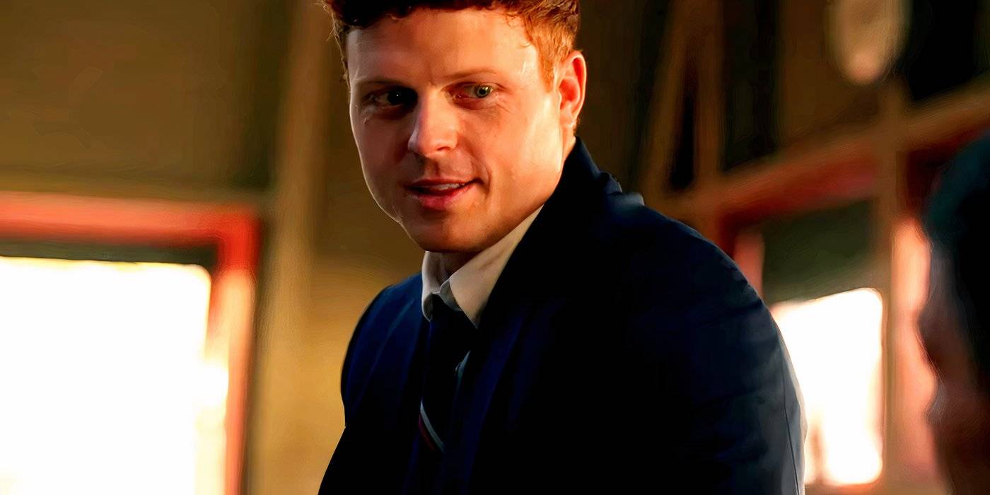 Персонаж, сидящий за столом в NCIS Origins