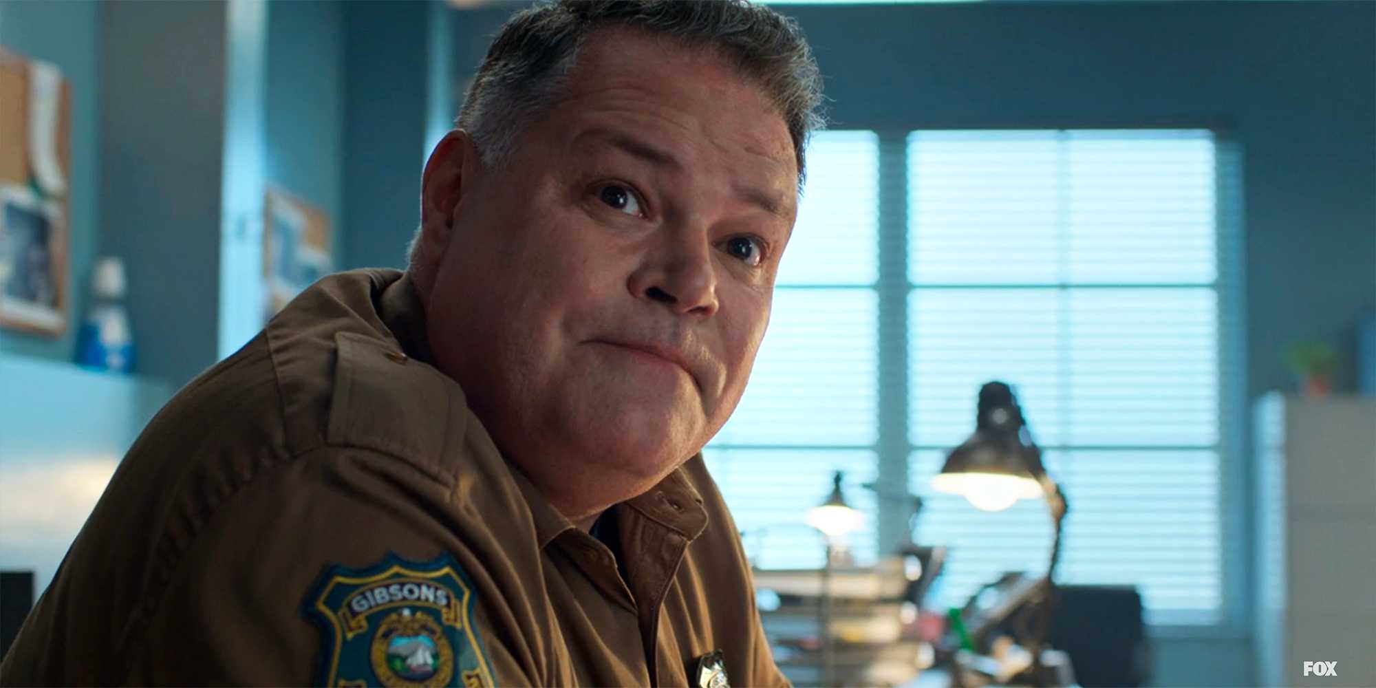 Крупный план, на котором Сид сжимает губы в фильме "Убийство в маленьком городке"