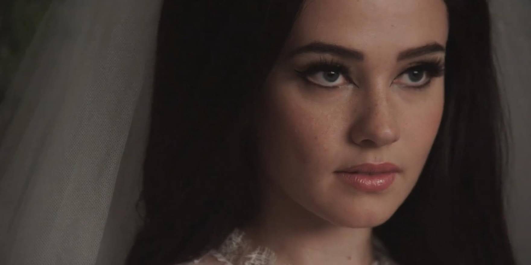 Крупный план лица Присциллы в фильме "Присцилла"