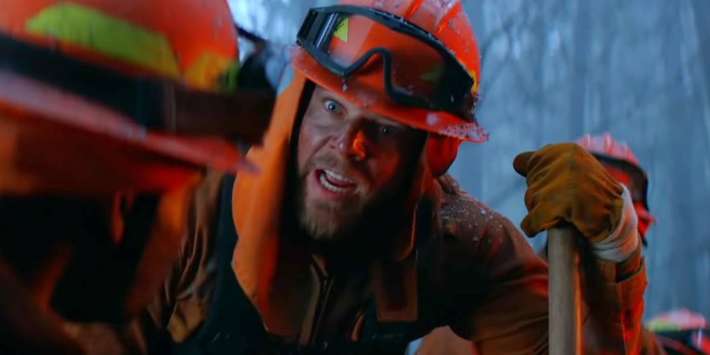 Бёде кричит на другого пожарного, когда они стоят в лесу в "Fire Country"