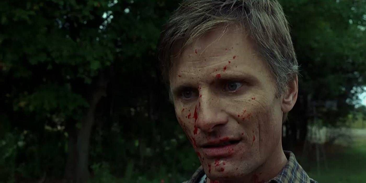 Джои Кусак/Том Сталл стоит в замешательстве с человеческой кровью на лице в «История насилия»