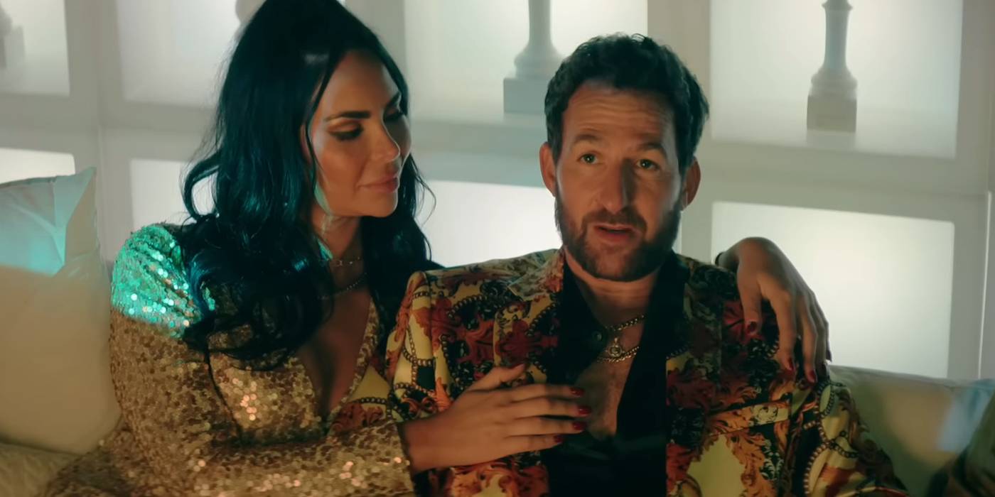 Человек и женщина в клубе в фильме *The Bricklayer*