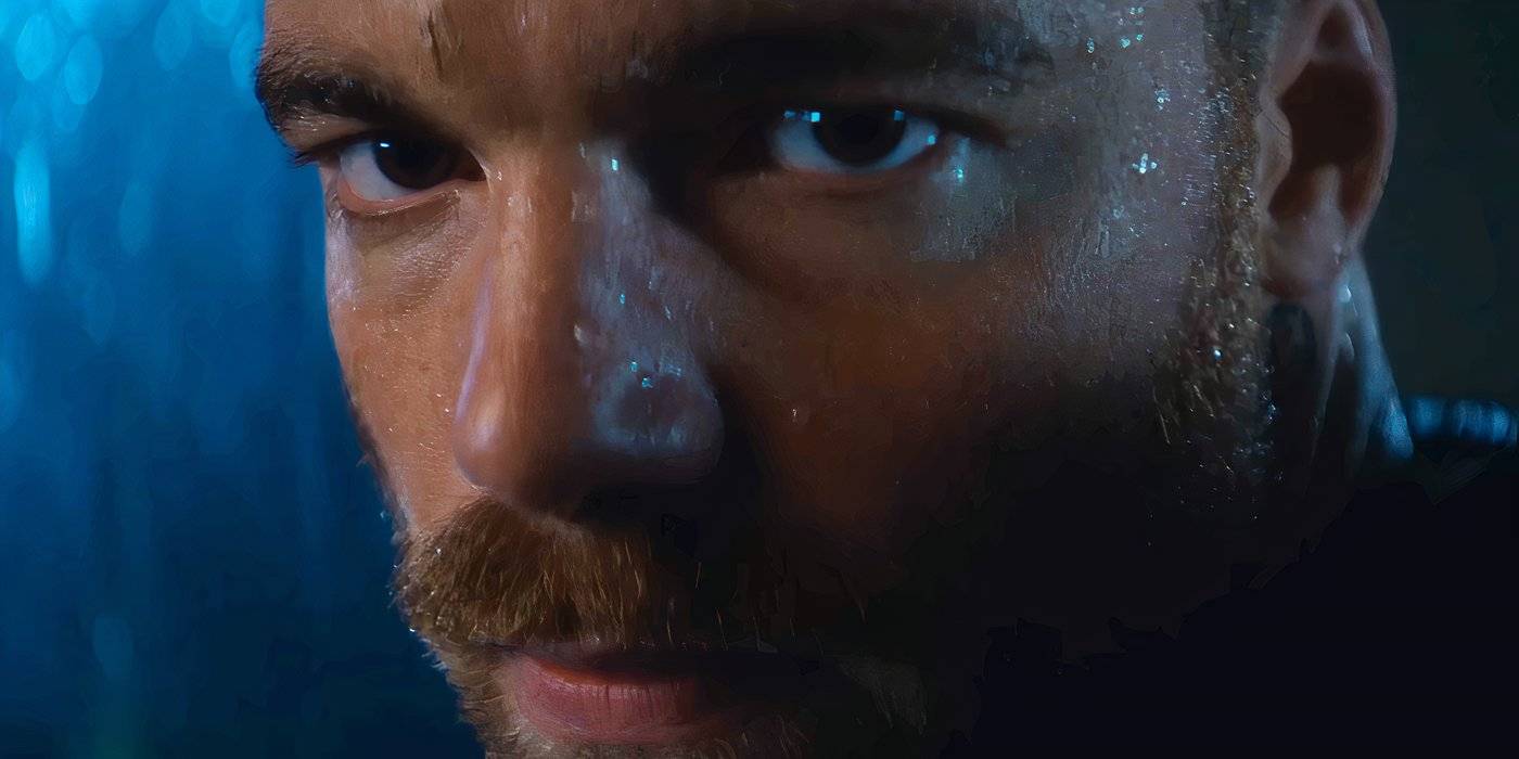 Габриэль Бассо в роли Грегори, пристально смотрящий в камеру в "The Strangers Chapter 2"