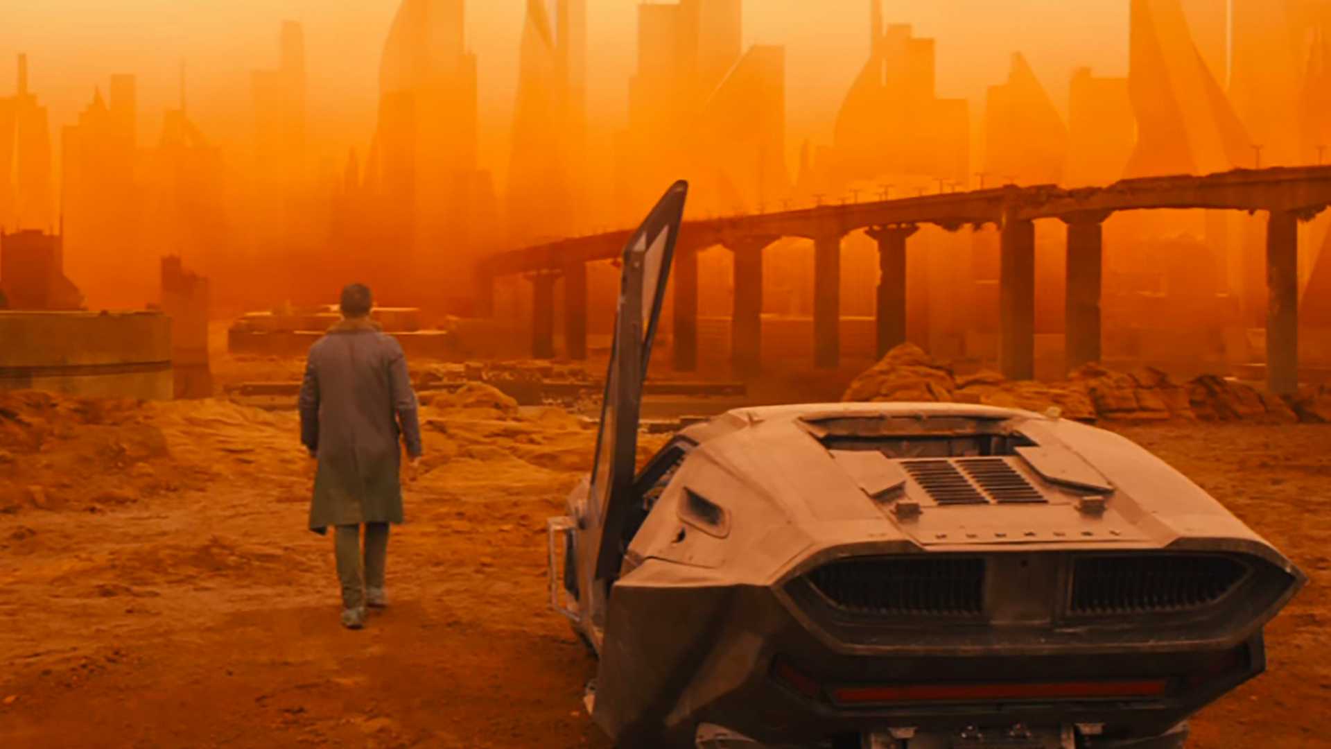 Муж выходит из своего автомобиля в "Бегущем по лезвию 2049"