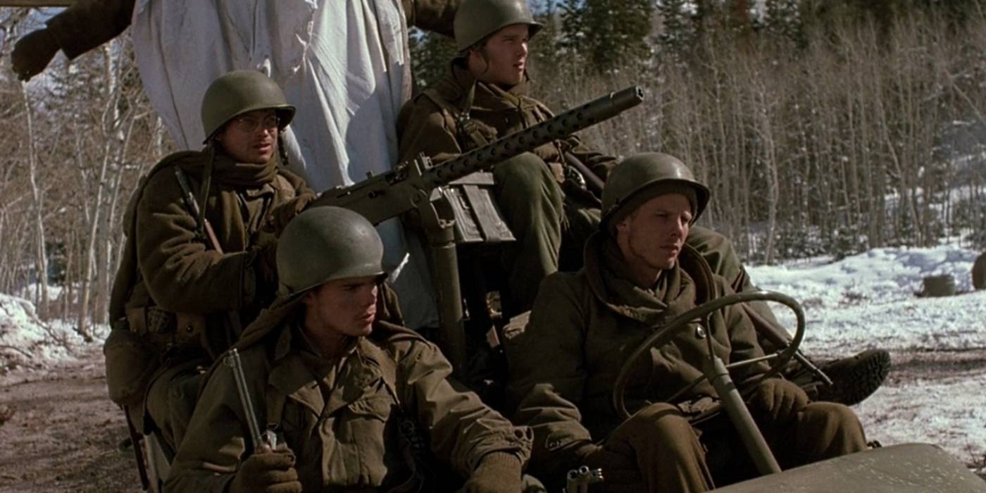 Солдаты, сидящие вместе в A Midnight Clear