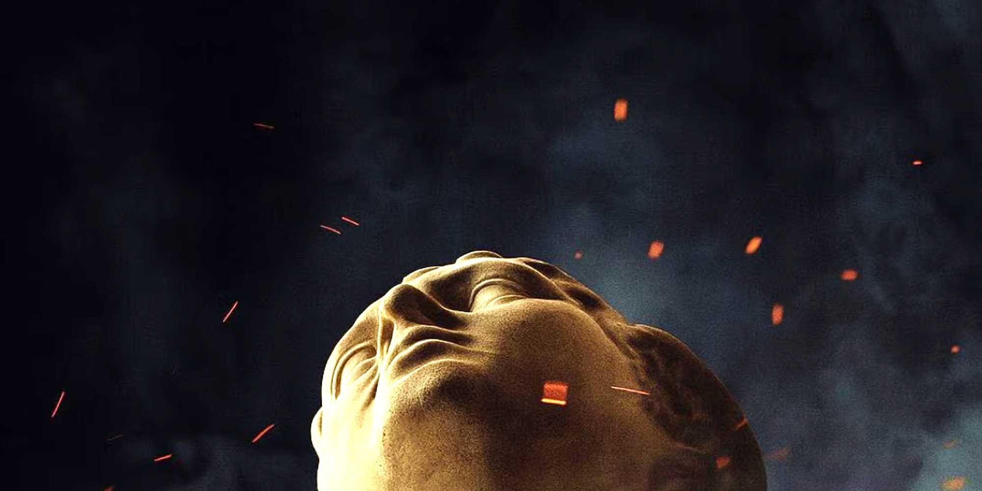 Статуя, смотрящая вверх, когда вокруг нее летают пепел и угли на постере к "Одиссее"