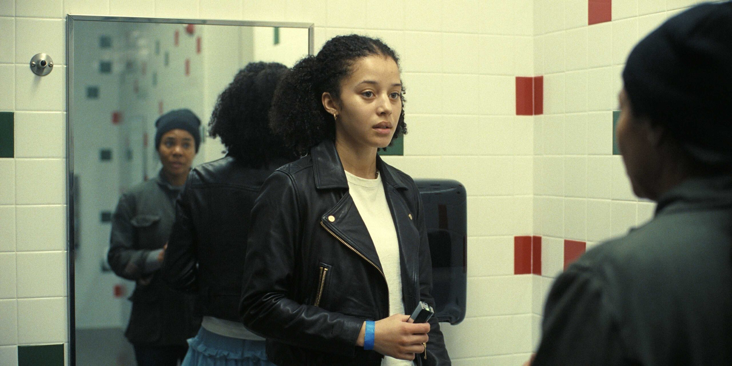 Молодая девочка, смотрящая на свою бабушку в "Каждая битва после другой"