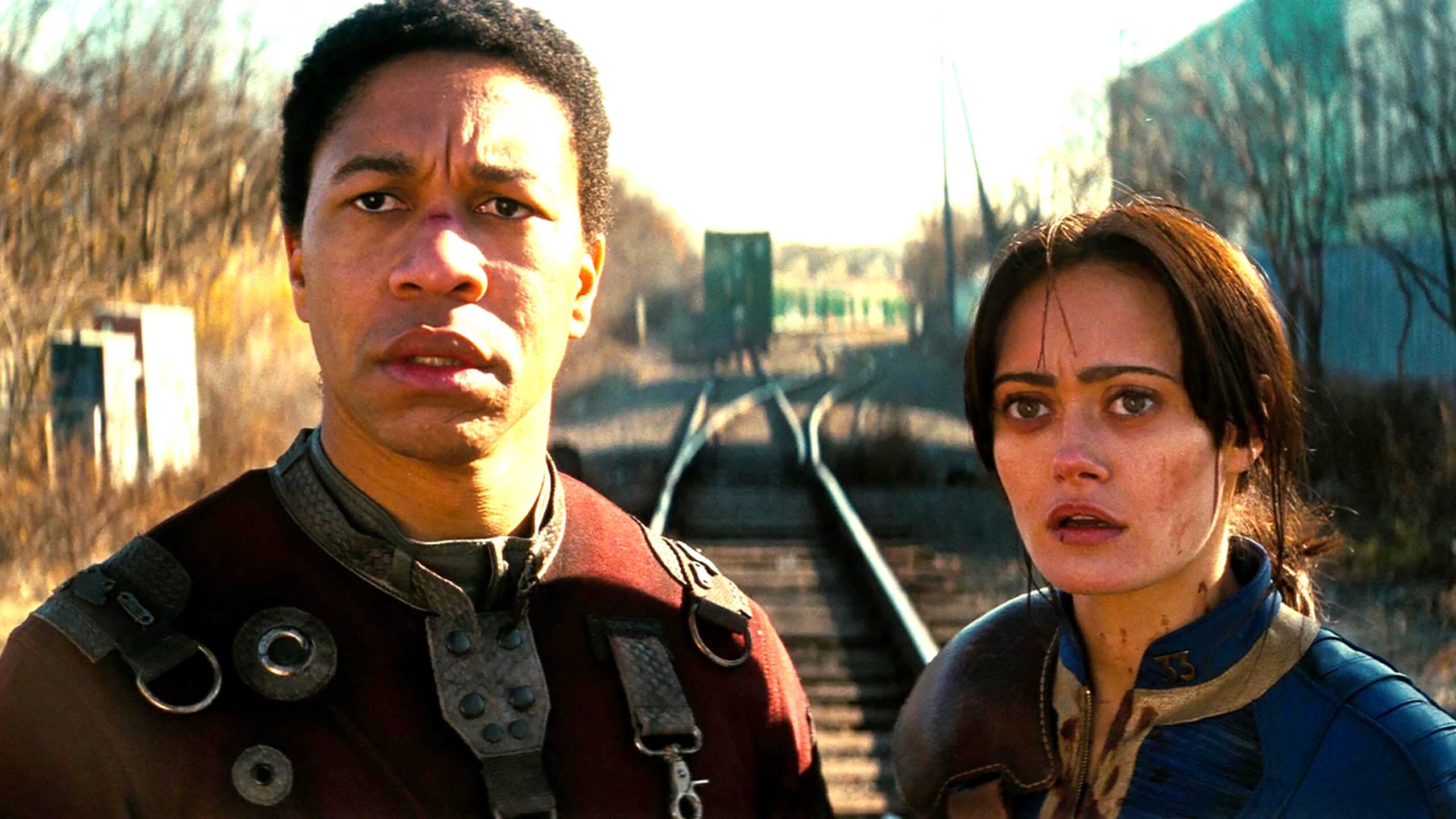 Максимус (Аарон Мотен) и Люси (Элла Пернелл) в шоке, глядя на что-то в первом сезоне Fallout