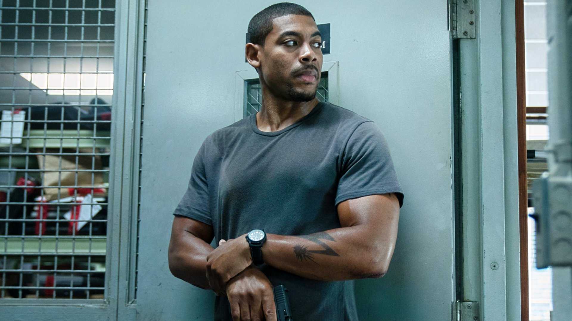 Эйрон Пир в роли Ричмонда с оружием в *Rebel Ridge*