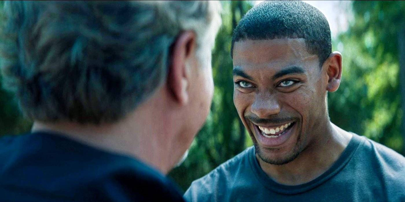 Aaron Pierre улыбается, глядя на злого шерифа Дон Джонсона в Rebel Ridge