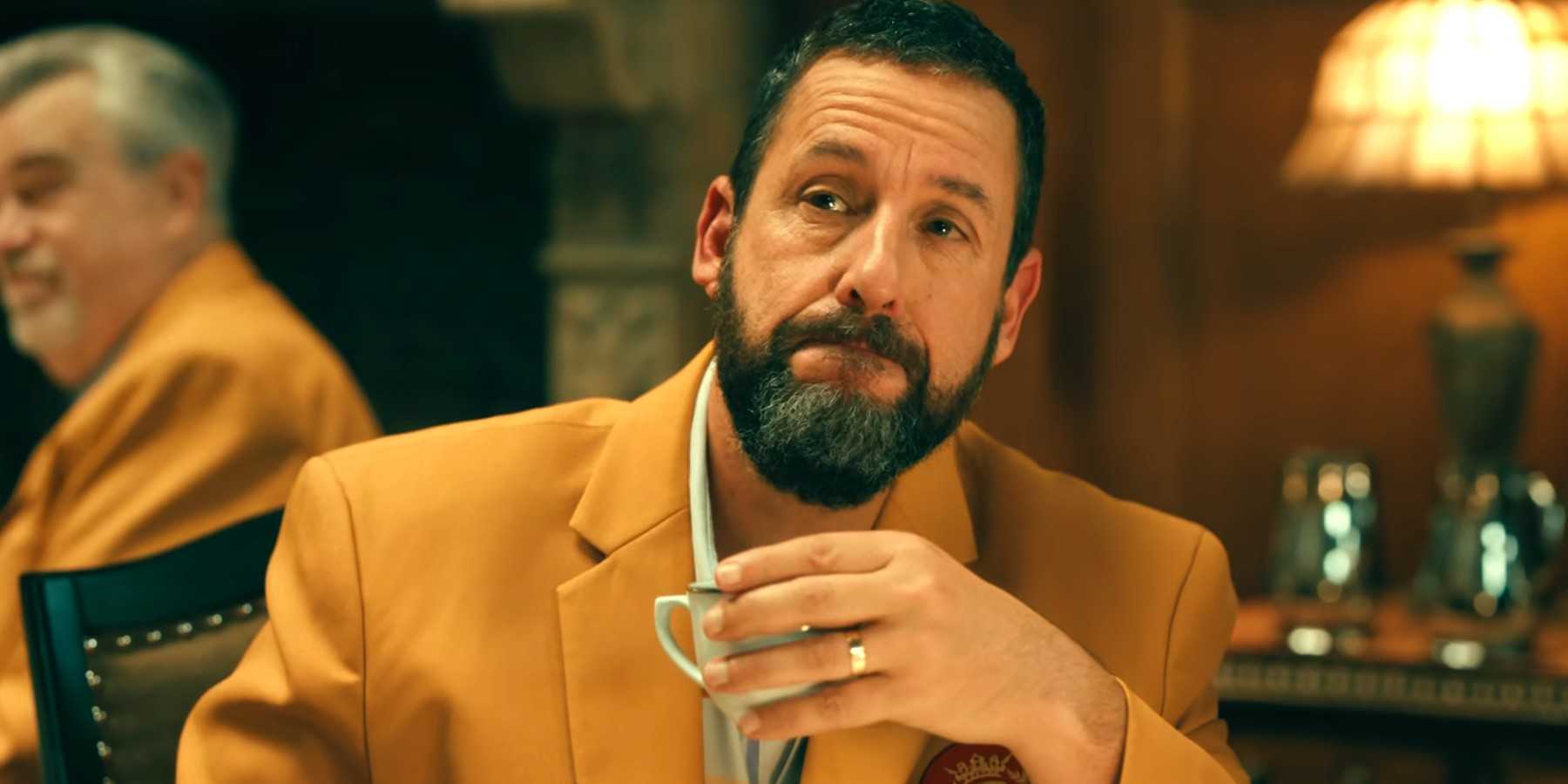 Адам Сандер в *Happy Gilmore 2* с чашкой чая