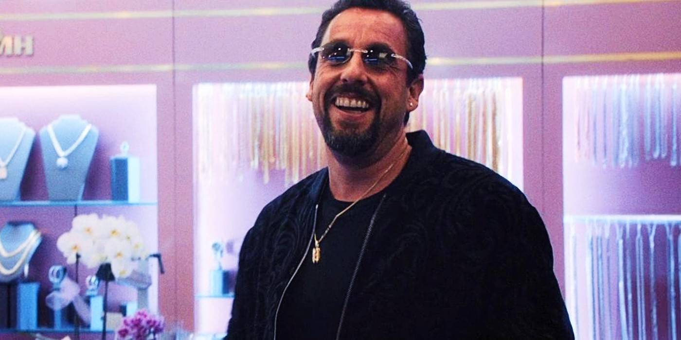 Говард Ратнер (Адам Сандлер) улыбается клиенту в Uncut Gems.