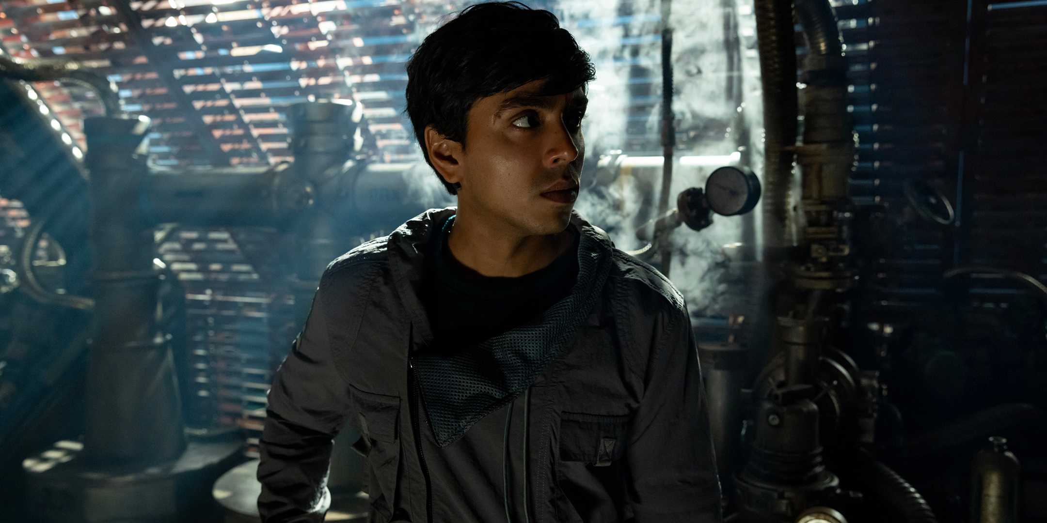 Аддарш Гурав, слегка обеспокоенный, в одном из отсеков корабля в первом сезоне "Alien: Земля"