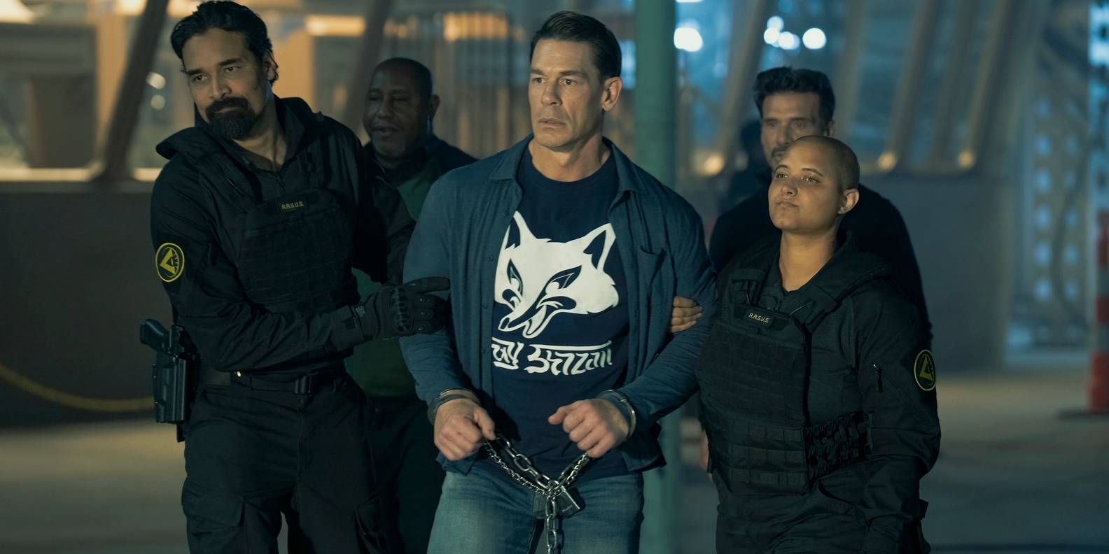 Пийсемейкер Джона Сины, арестованный и ведомый агентами ARGUS через портал в финале второго сезона